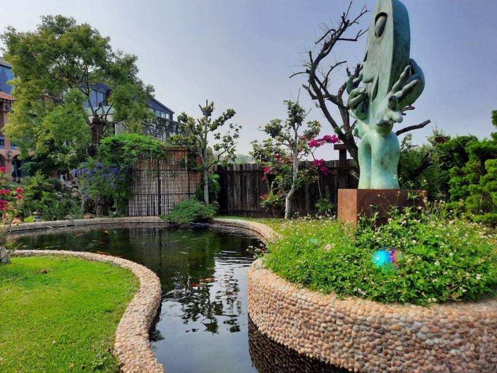 美術館的庭院,有借展的西班牙藝術家皇·雷普耶斯的雕塑作品 《Surprise》(郎亞玲攝影)