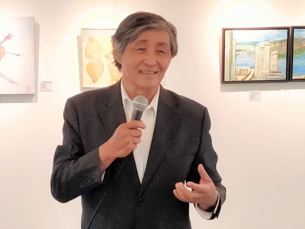 施並錫教授認為蔡麗莉的作品充滿悲天憫人的情懷,是藝術表現手法上的重大突破。(記者 辛澎祥/攝)