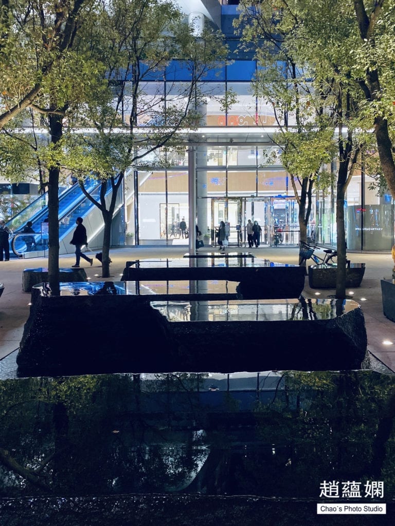 黑色人造石的表面有著反射的影像,從前景一直延伸到畫面的一半,是本張的重點。