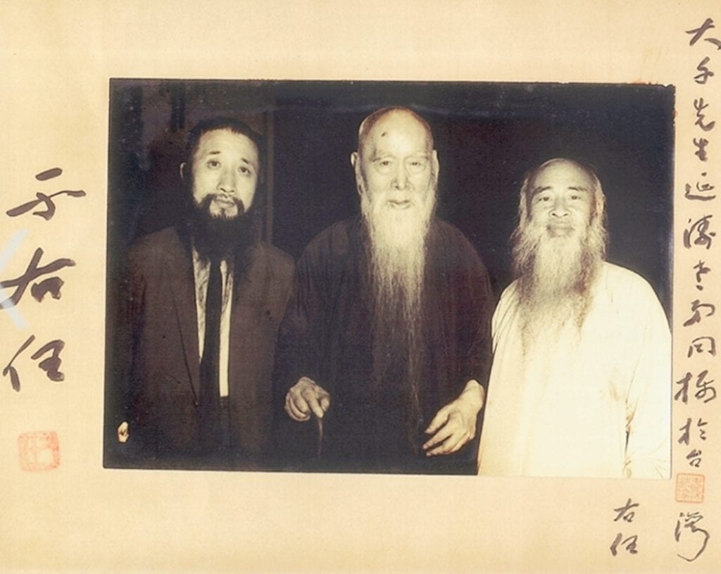 張大千(右起)、于右任與劉延濤合影留念,成為歷史上重要史料。(圖/史博館 提供)