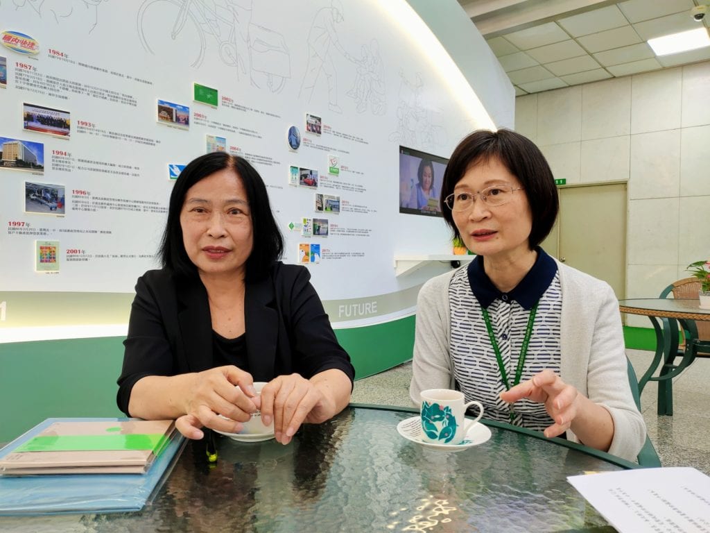 中華郵政公司集郵處處長陳月桃(左)與副處長鄭麗華,細述新郵製發的過程。(記者 辛澎祥/攝)