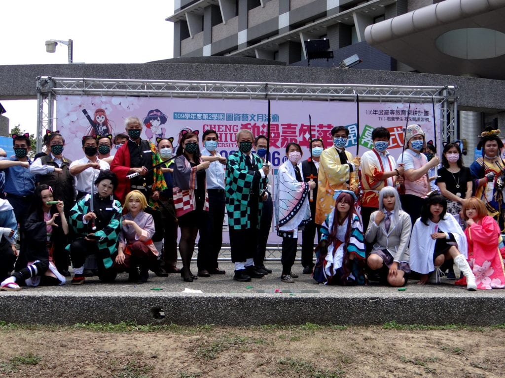 師長與cosplay社團角色扮演成員遊行校園,吸引師生主動走進圖書館。