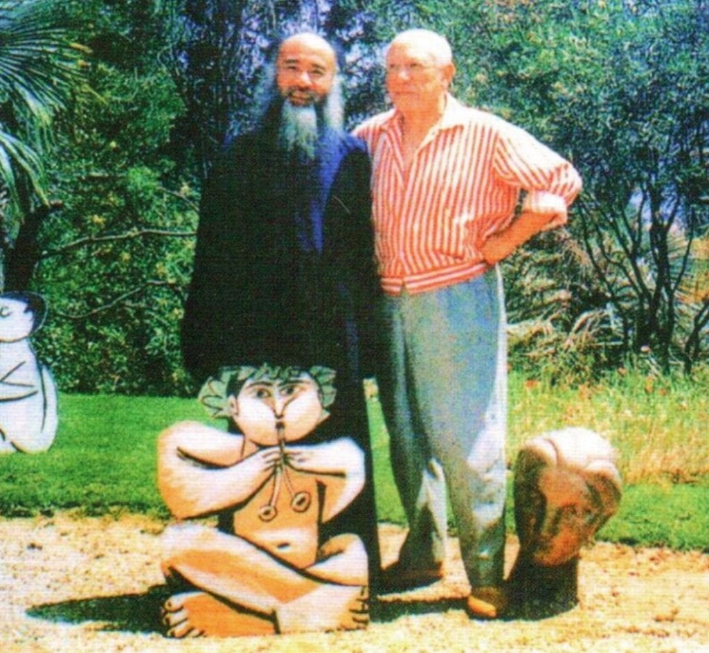 張大千(左)與畢卡索1956年攝於法國南部的私人住宅區,神情愉快。(圖/史博館 提供)