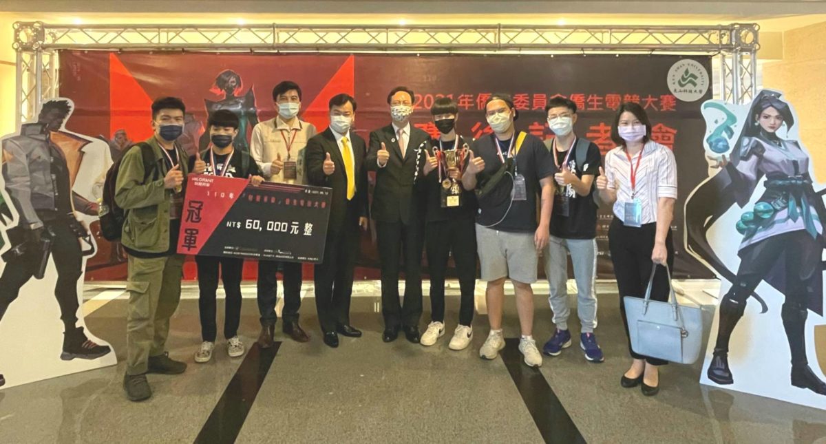 僑委會童振源委員長（左5）與崑山科大李天祥校長（左4）與第一屆僑生電競大賽冠軍隊（試水溫2）合影留念。 (圖/崑山科技大學 提供)