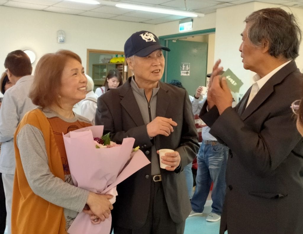 施並錫教授(右)向蔡麗莉(左)及其大哥蔡文雄話家常,30多年情誼,話匣子一開就關不了。(記者 辛澎祥/攝)