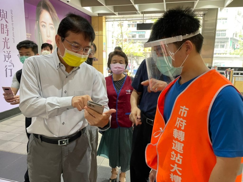 交通部長王國材巡訪市府轉運站,了解手機實聯制的使用狀況。