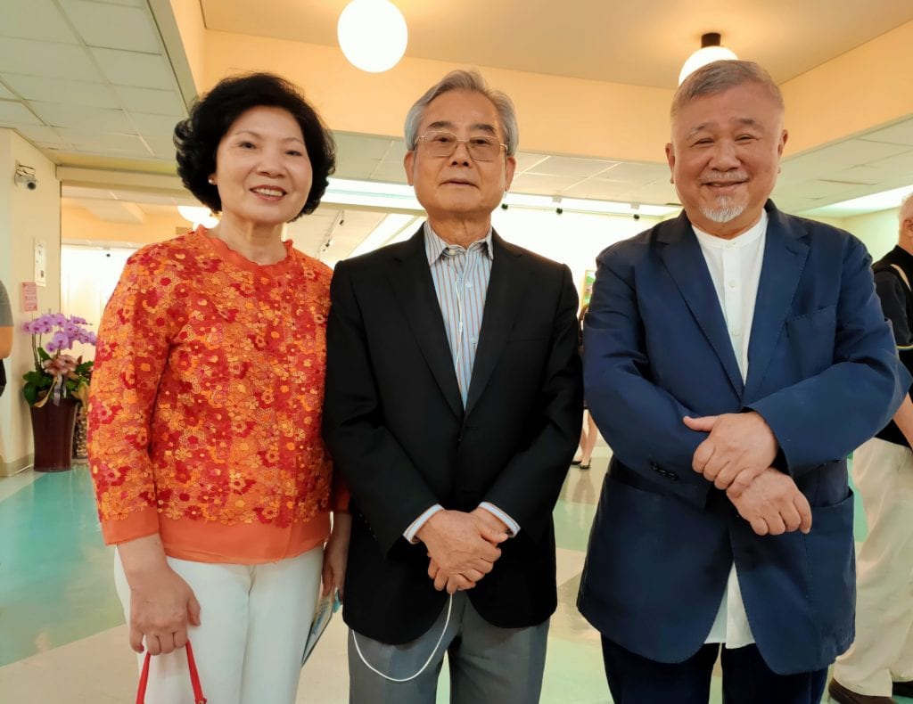全國電子企業董事長林琦敏(中)夫人(左)與台灣蜜納國際公司董事長張耀煌在會場相見歡。(記者 辛澎祥/攝)