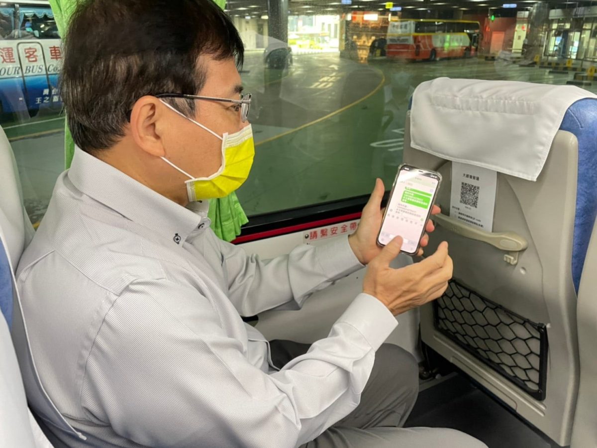 交通部長王國材視察市府轉運站「簡訊實聯制」導入狀況