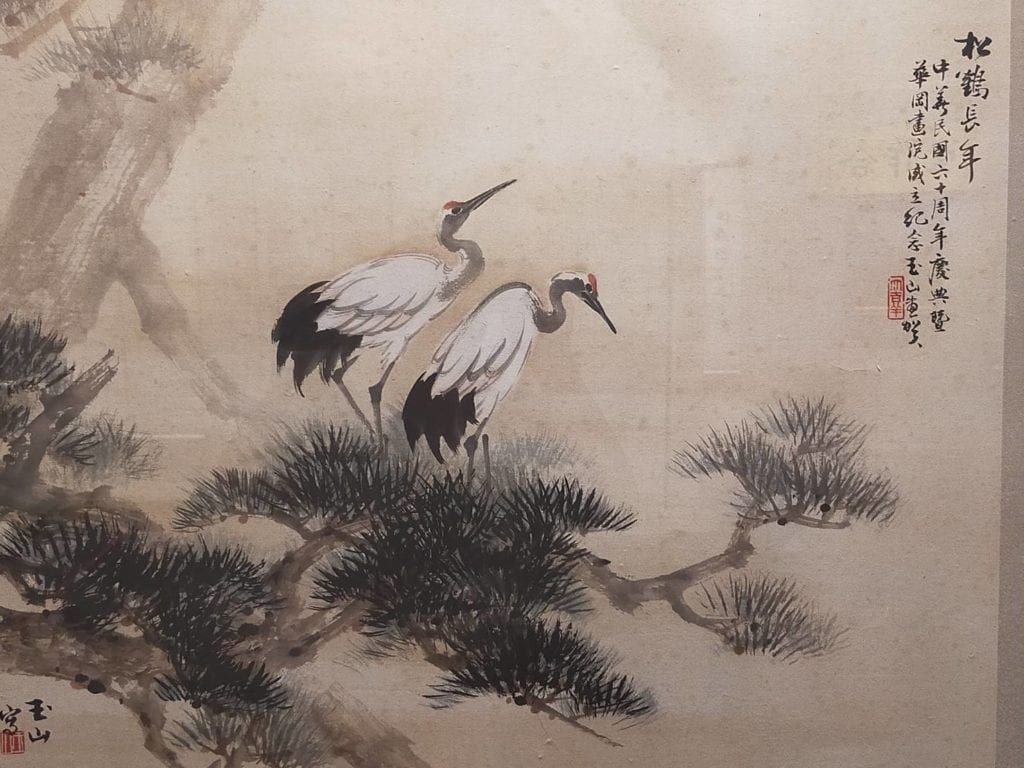 林玉山大師所繪「松鶴長年」,老松與野鶴的對應,意境格外優美。(記者 辛澎祥/攝)