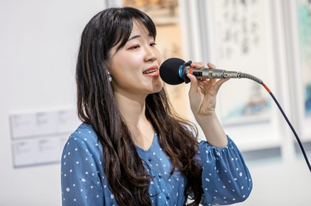 長歌行銷總監吳采頻小姐演唱詩歌,為展覽揭開序幕。熱愛音樂的她充分展現曾昭旭老師所說的業餘精神。
