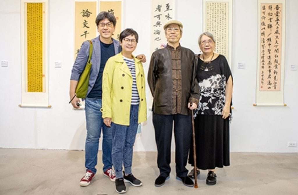 作家兼書法家亮軒與夫人陶曉清、兒子馬世芳及兒媳合影,一家人皆具文藝氣息。