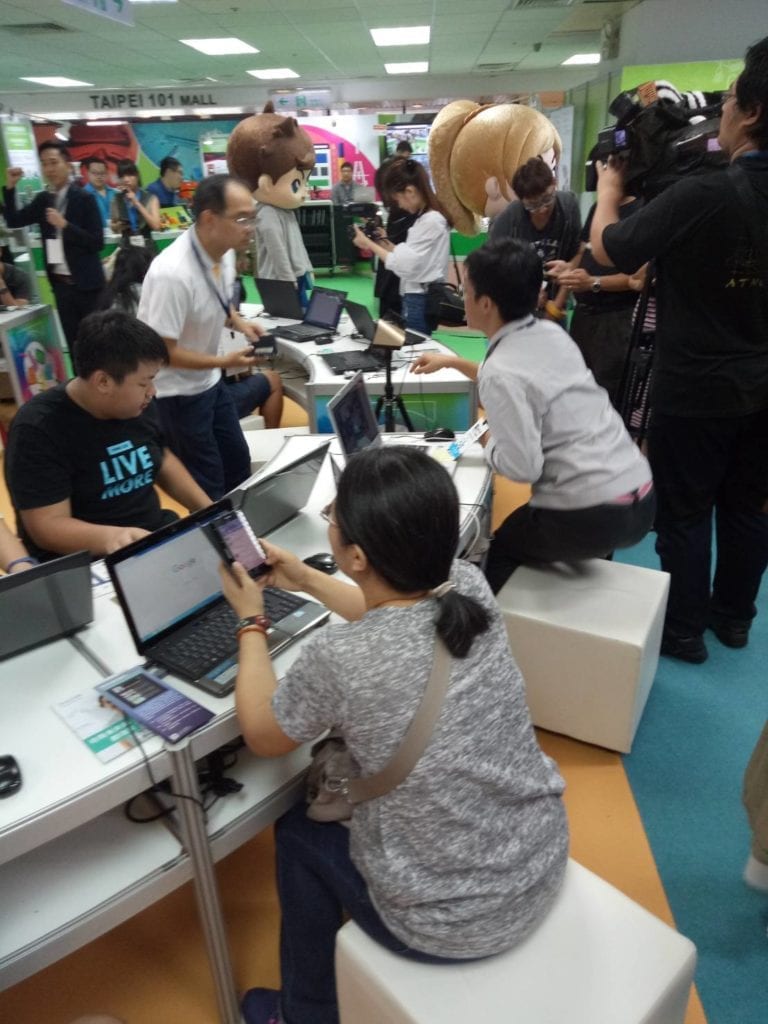 以往電腦展中的周邊廠商紛紛與消費者熱絡互動。(記者 辛澎祥/攝)