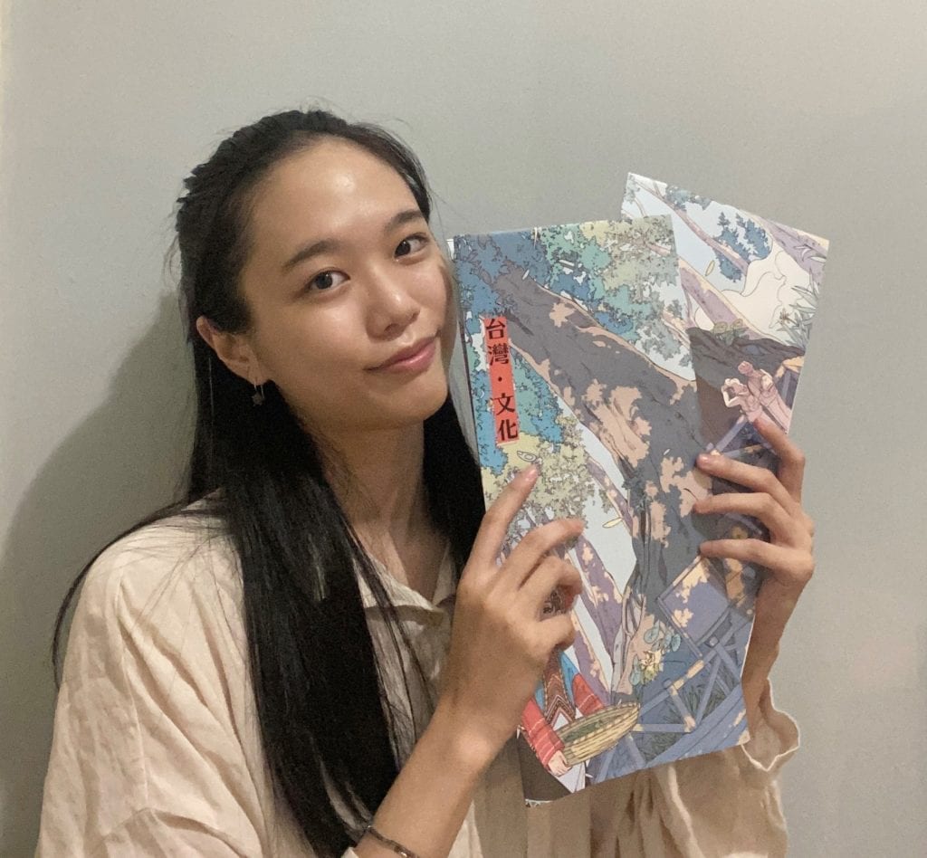 臺灣插畫家許彤與駐日臺灣文化中心摺頁合影