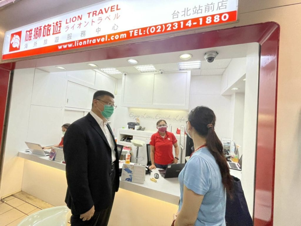 關心承租業者受疫情影響,臺鐵局長巡視車站商場