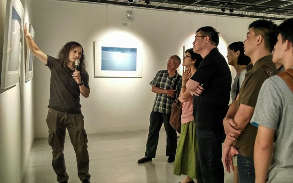  郭定原為展覽作品解說。（圖/郭定原提供）