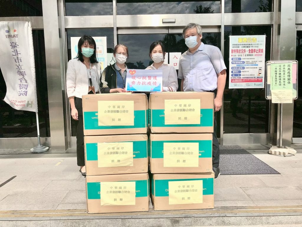 總會長黃淑霞(右二)在總會執行秘書(右一)的陪同下,捐贈1000件隔離衣給台北市立聯合醫院,由聯醫公關中心陳慈惠(左一)代表接受。