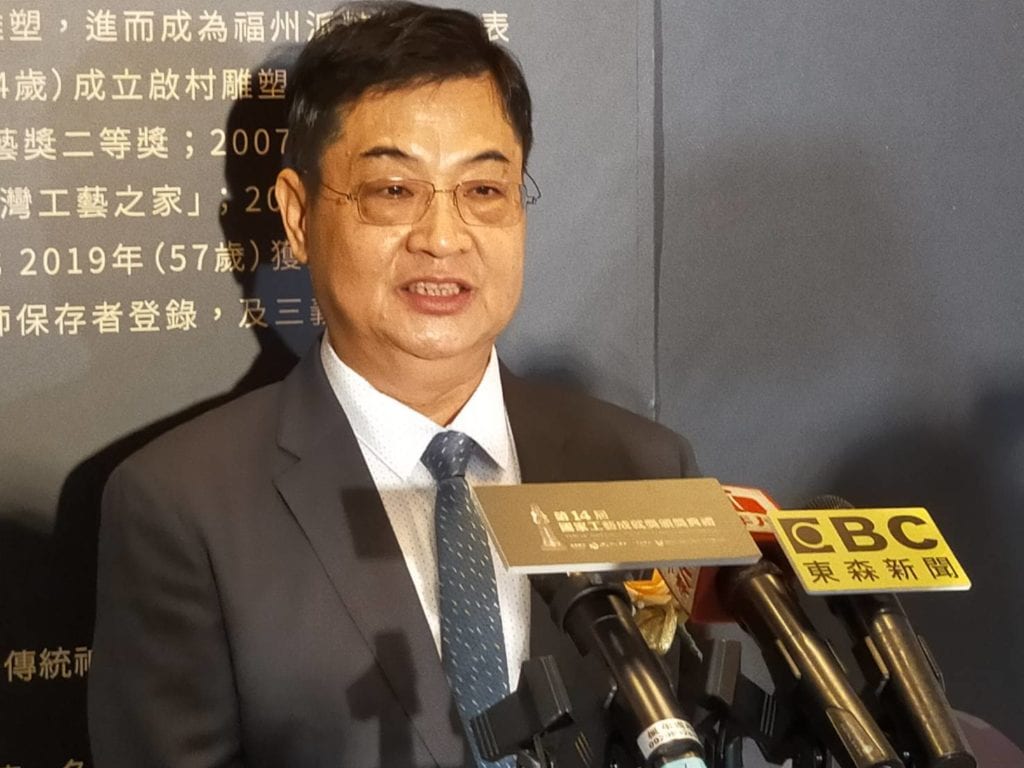 榮獲2020國家工藝成就獎殊榮的木雕家陳啟村,在創作、教學與展覽領域,各個角色表現都格外亮眼。(記者 辛澎祥/攝)