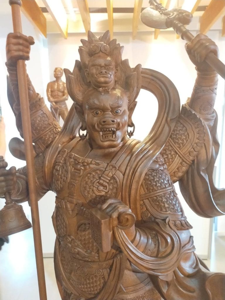 陳啟村老師的木雕作品呈現傳統工藝的極致表現,讓人讚嘆不已。(記者 辛澎祥/攝)