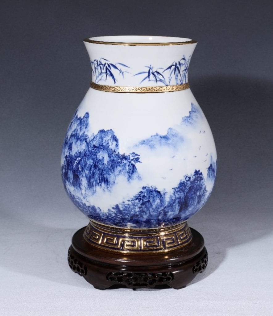 卓麗秋老師的青花瓷作品「秋鴻」,以山明水秀的人間淨土,來反應出療癒人心美感的快慰。(圖/卓麗秋 提供)