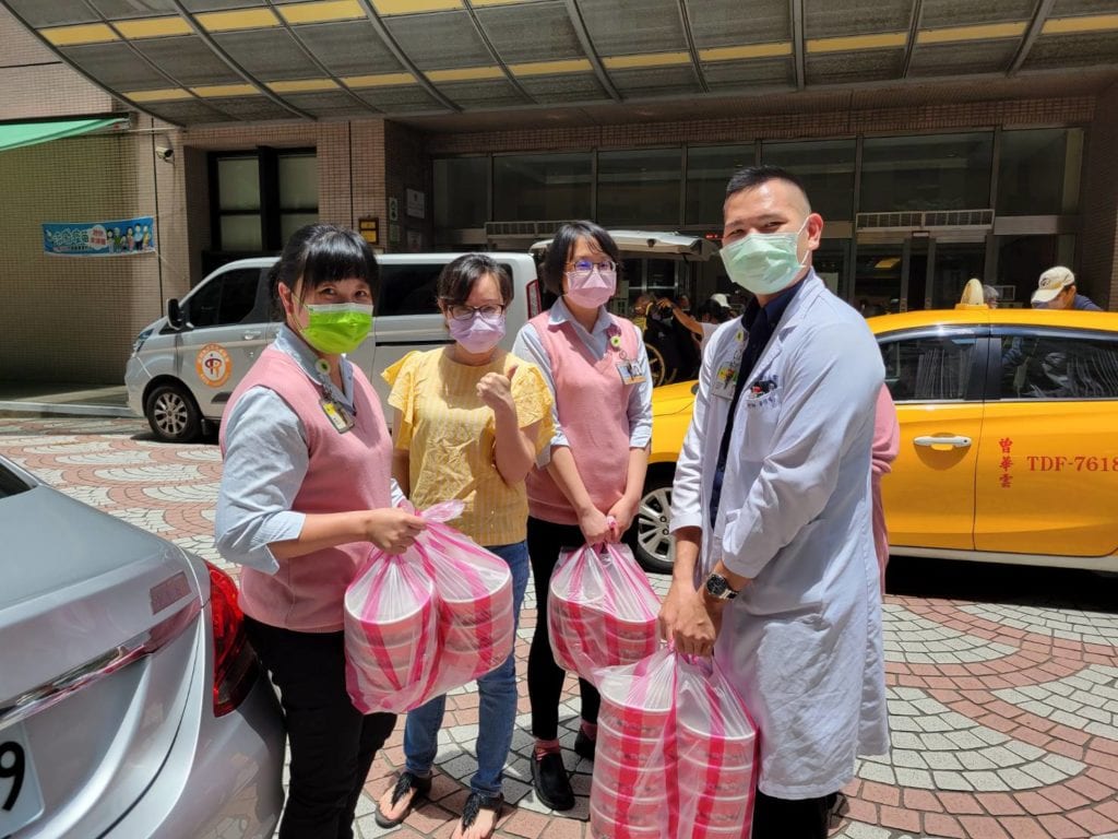 青農蔡旭志與老婆共同送防疫愛心便當給醫護人員
