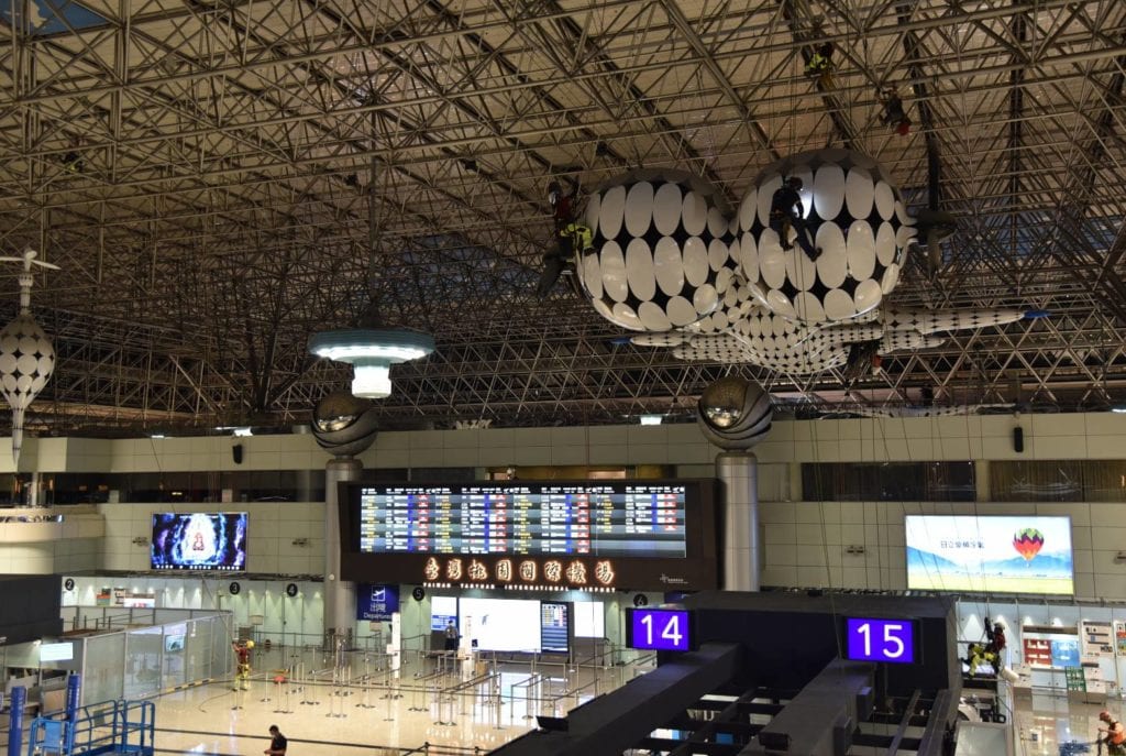 桃園機場公共藝術裝置「複合維度、未來航行」懸掛十分醒目,近日已徹底清消。
