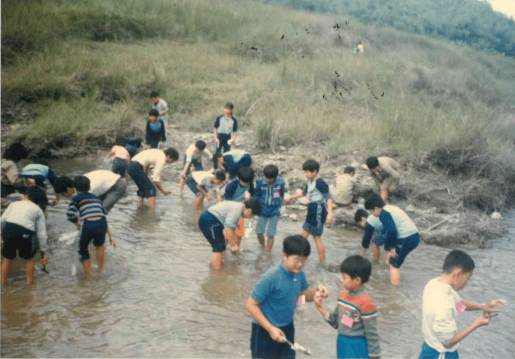 74年學生採集化石的情況。 （圖/臺南左鎮化石園區提供）