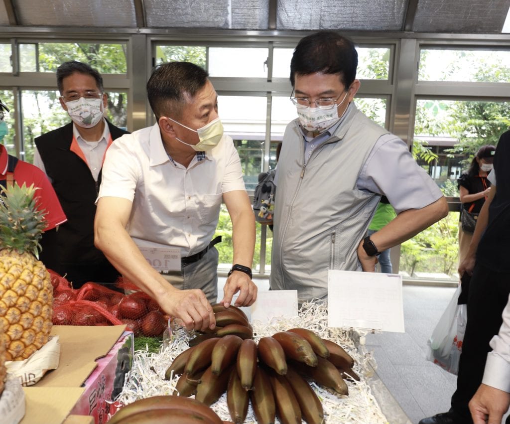 王國材部長(右)關心農產品生產售價問題。
