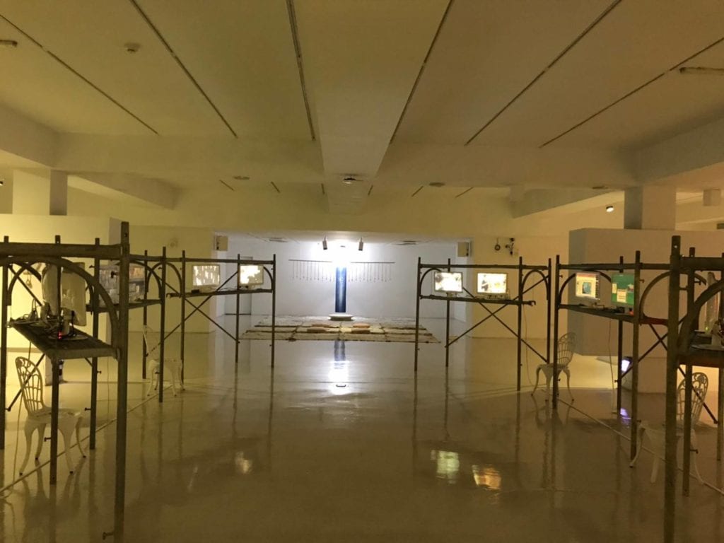 地下一樓展場展出藝術家與工作坊學員作品。(圖/鍾孟君攝)