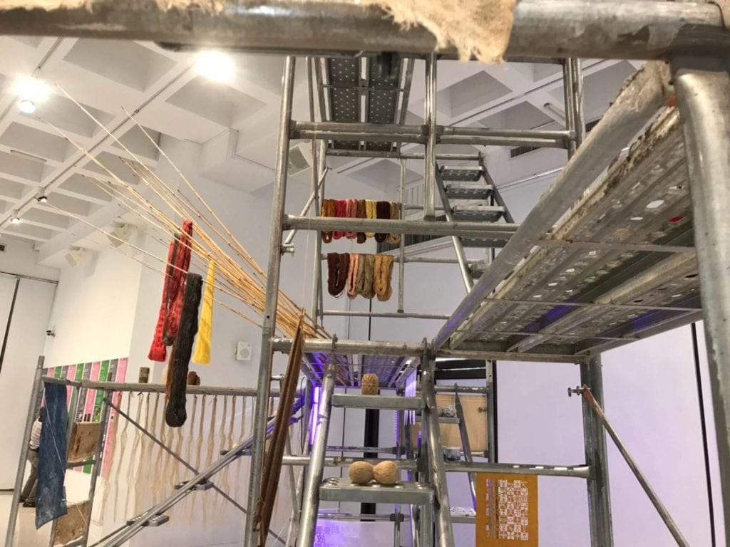 以鷹架搭建的「第三⾃然的纖維材料庫」。(圖/鍾孟君攝)