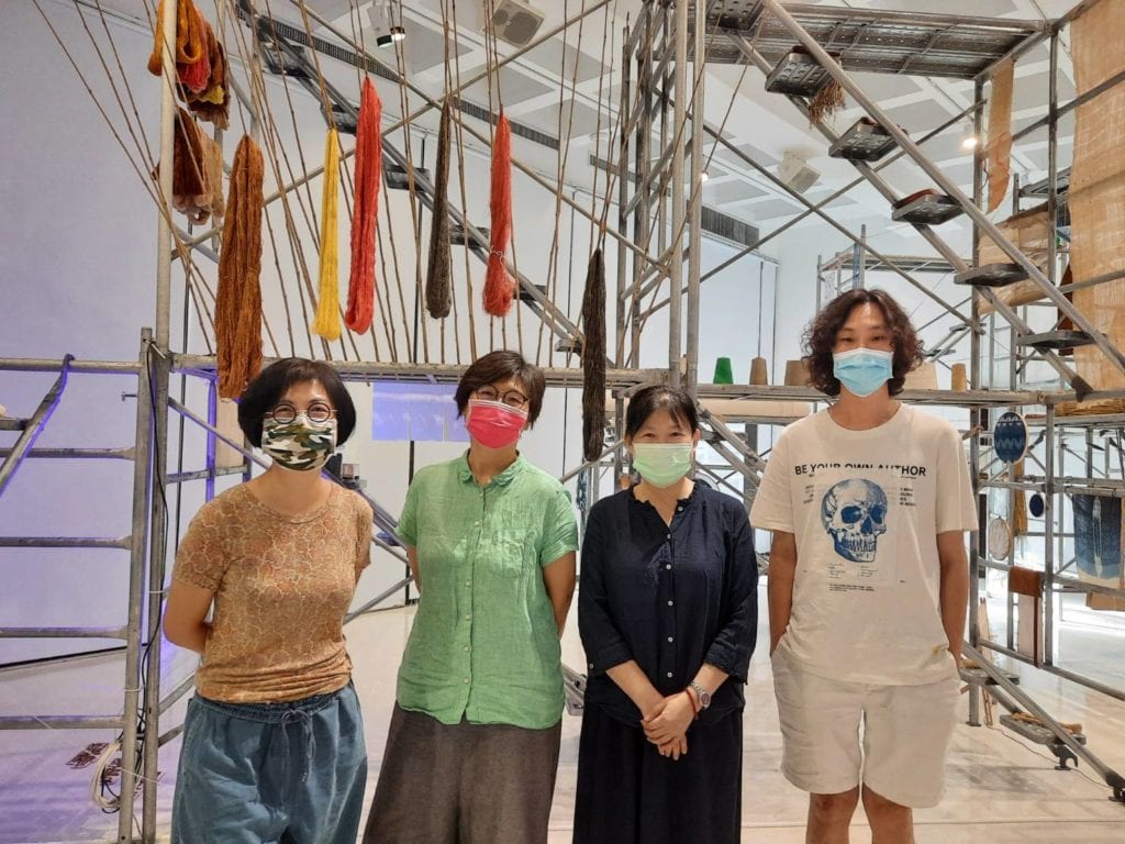 策展的四位靈魂人物,左起朱玲瑢、楊偉林、蕭靜芬、施惟捷。(圖/郎亞玲攝)