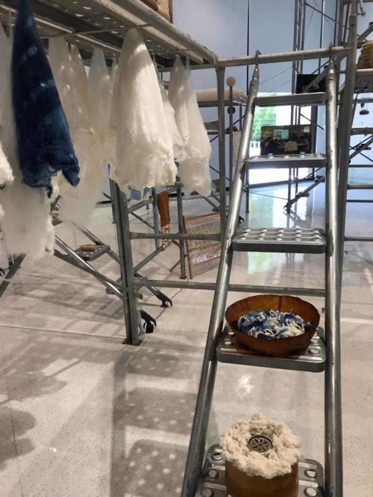 「第三⾃然的纖維材料庫」收集各種自然纖維與半成品。(圖/鍾孟君攝)