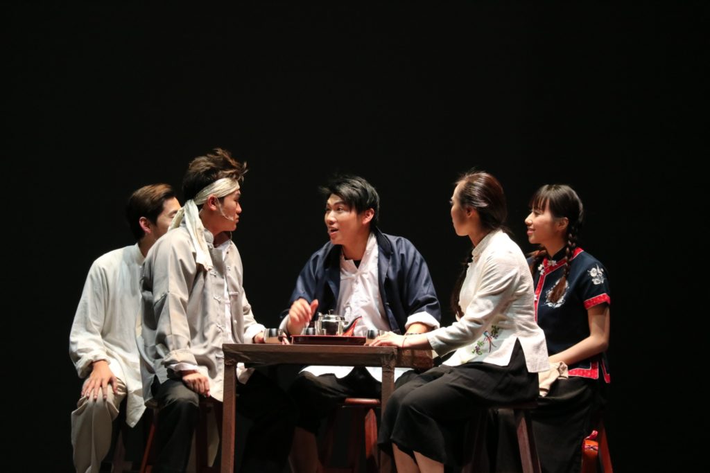▲2017年舞台劇《穿樂世紀愛上你》於臺中港區藝文中心演出。 圖/上劇團提供)