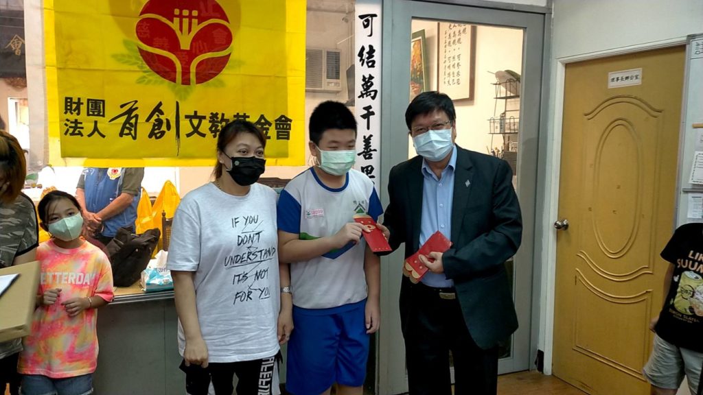 財團法人首創文教基金會副董事長陳伸賢,頒發弱勢單親兒童獎助學金。