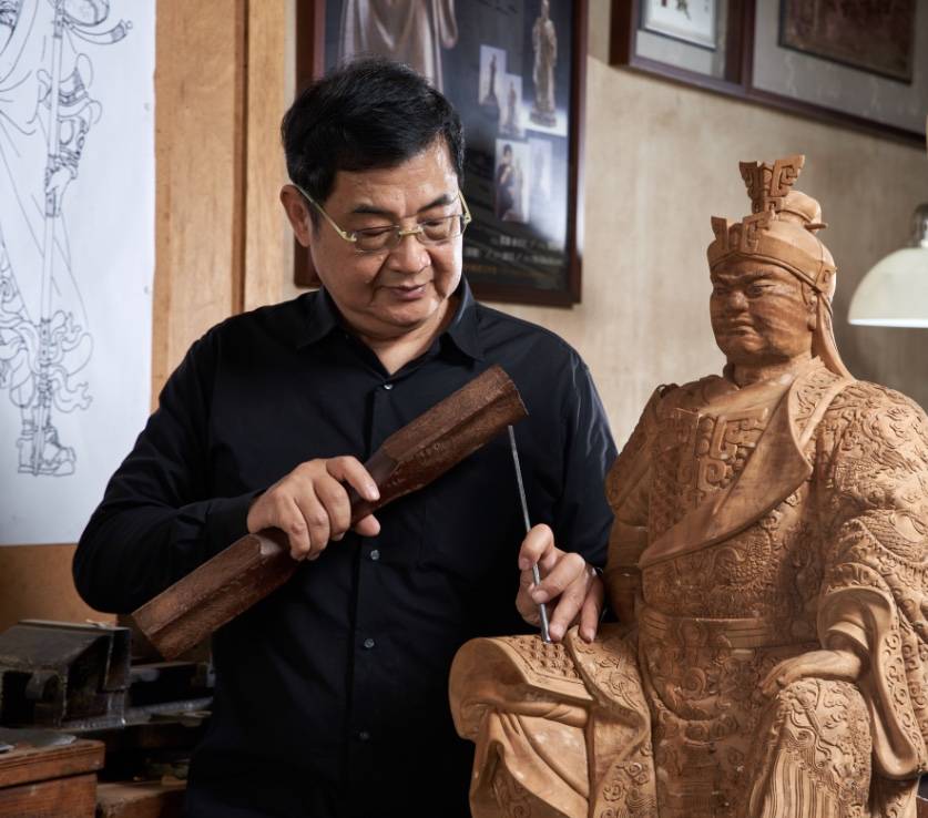 從心出發  啟迪文化   雕塑大師陳啟村   在傳統工藝中彰顯創作張力