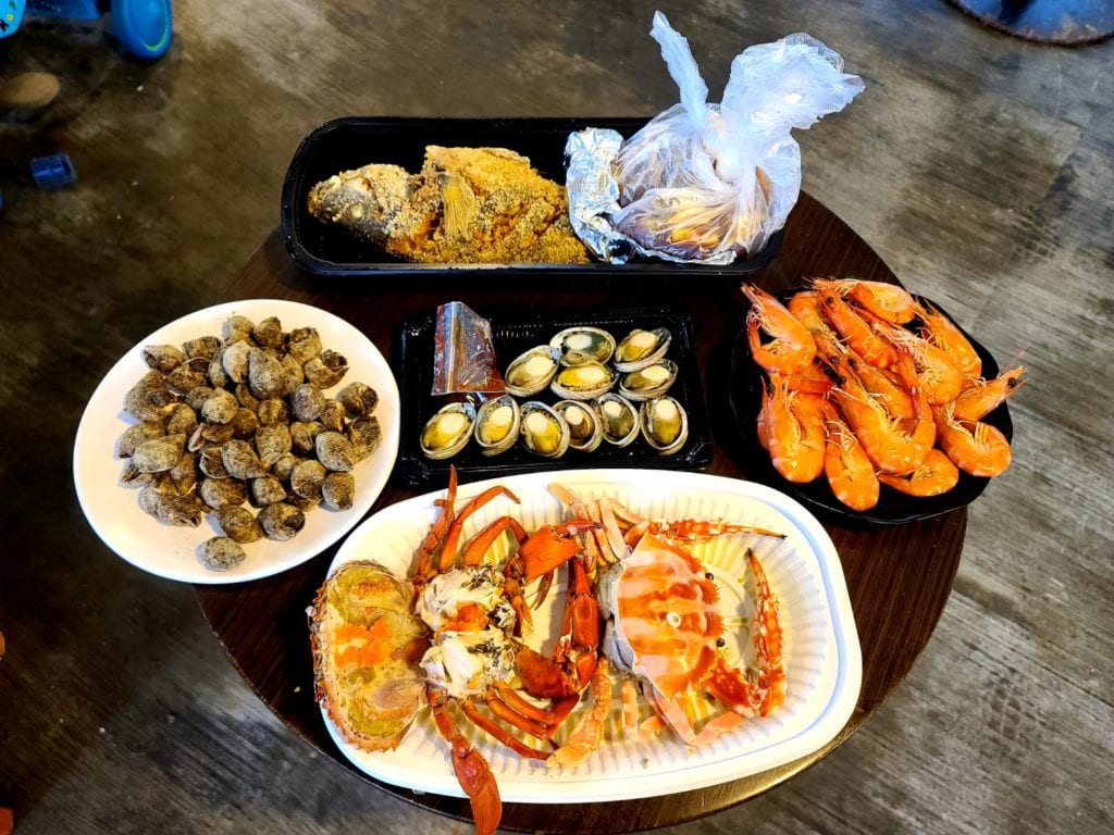 宅配懶人包2：含鳳螺600克、大白蝦600克、紅魚1尾、九孔12顆、粉母蟹及萬里蟹各1隻，價格含運3200元