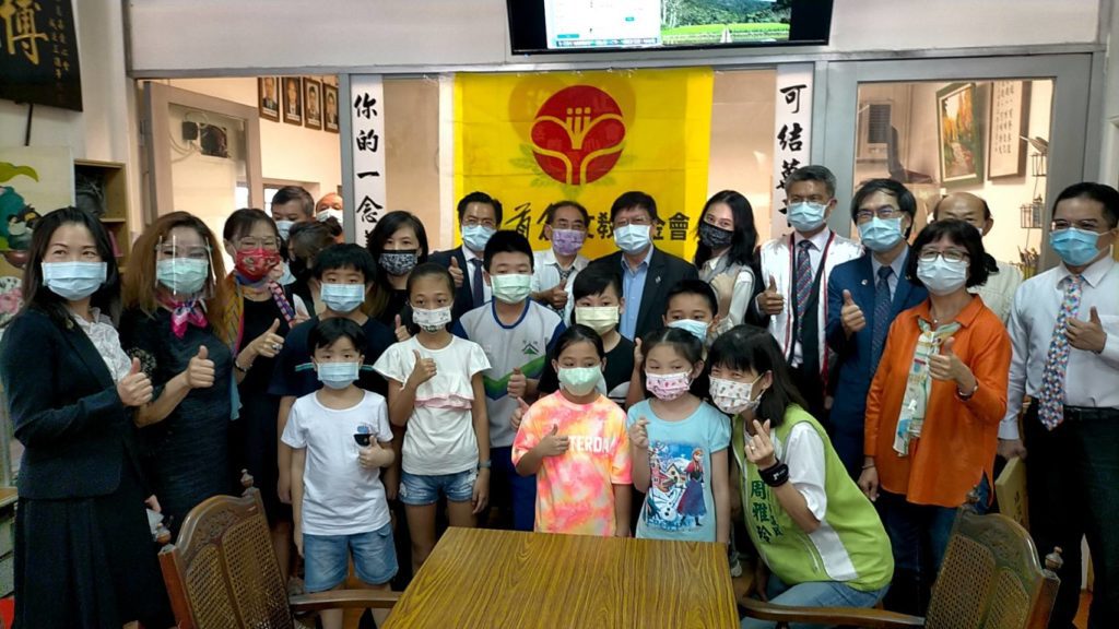 財團法人首創文教基金會,於汐止成立弱勢單親兒童馴鹿站。