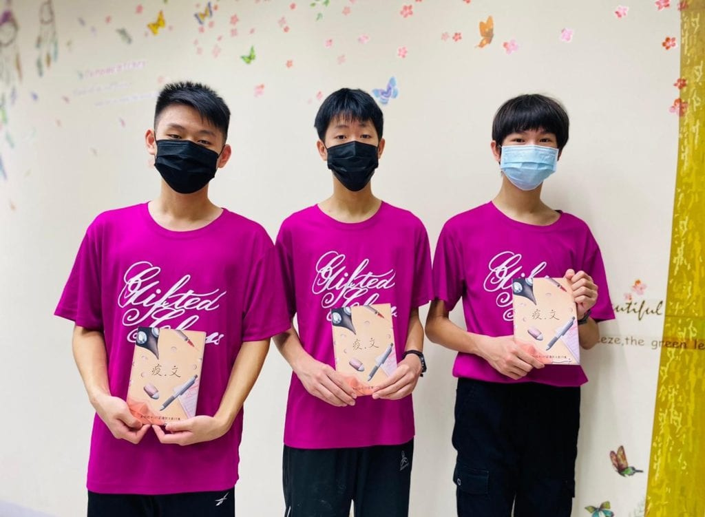 李旻鴻、康家翰、賴奕瑄三位畢業生新書《疫。文》