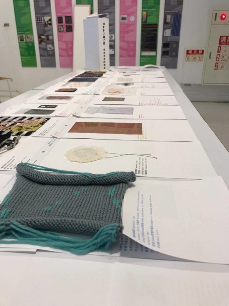 「來自未來的朋友」參與藝術家交換實物樣片的展示。(圖/鍾孟君攝)
