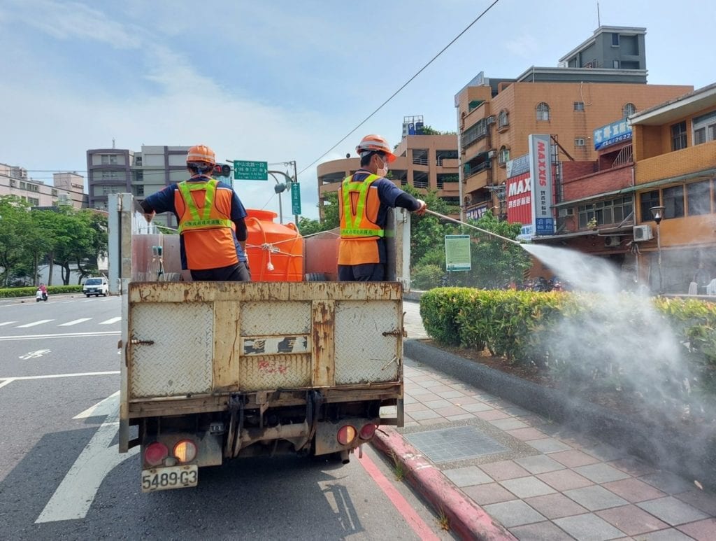 新北環保局烈日下清消維護市民健康
