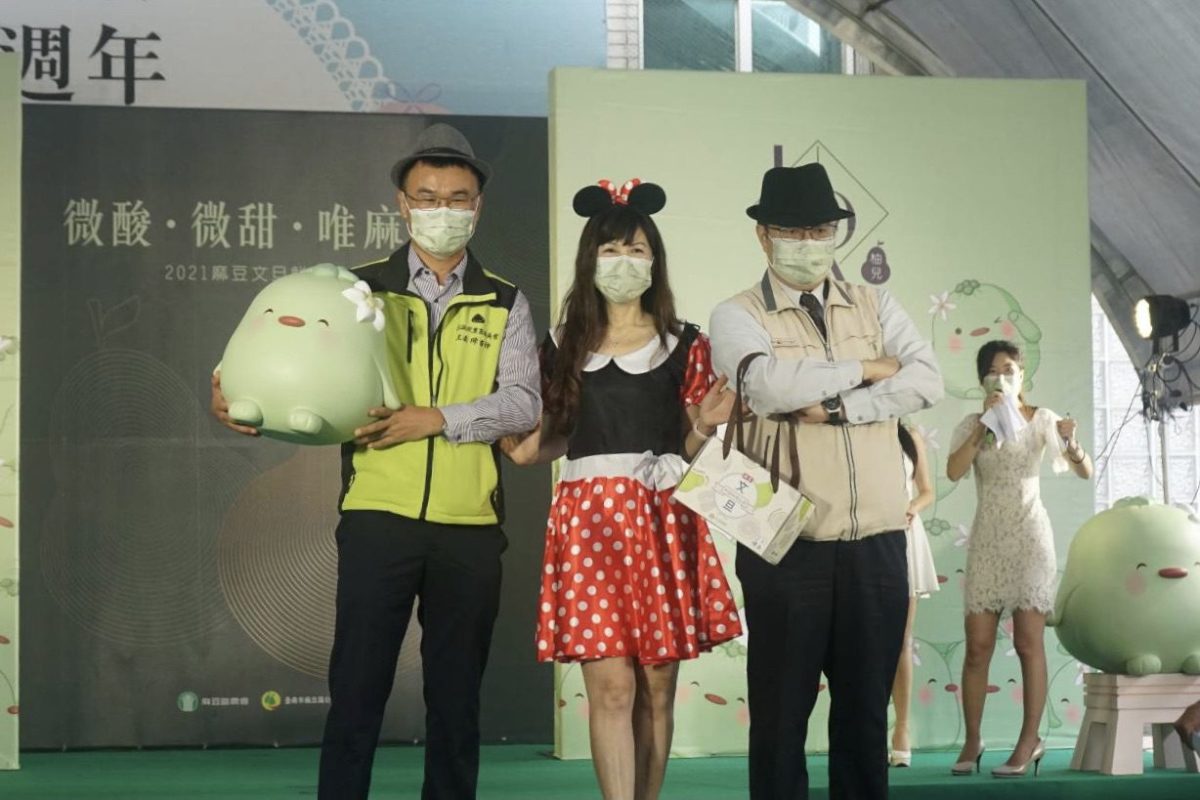 麻豆文旦鮮上市,農委會主委陳吉仲、台南市長黃偉哲、麻豆農會總幹事孫慈敏蒞臨現場造勢。 (圖/麻豆區農會 提供)