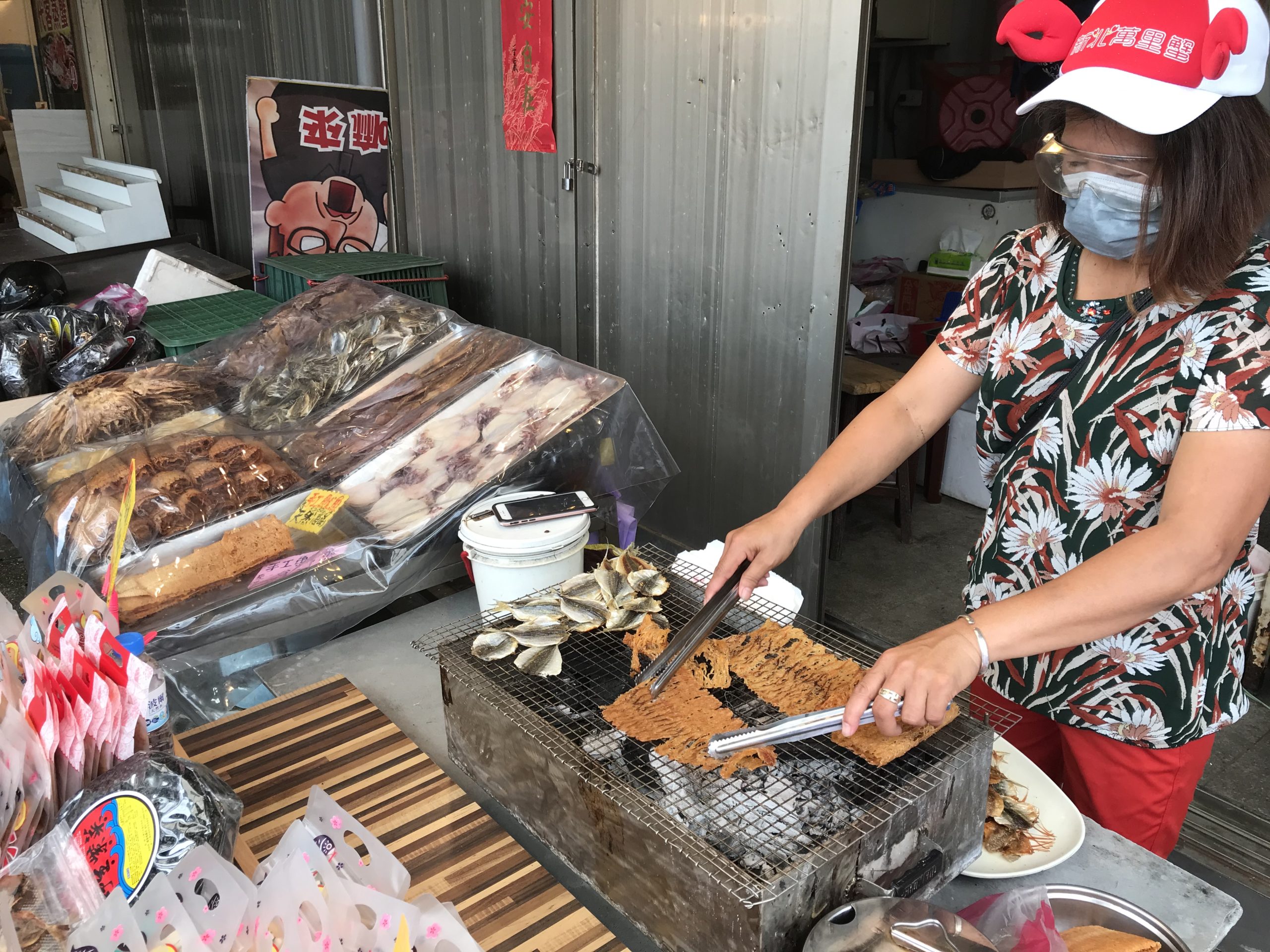 北海岸著名海鮮產地   龜吼漁夫市集內用防疫不鬆懈