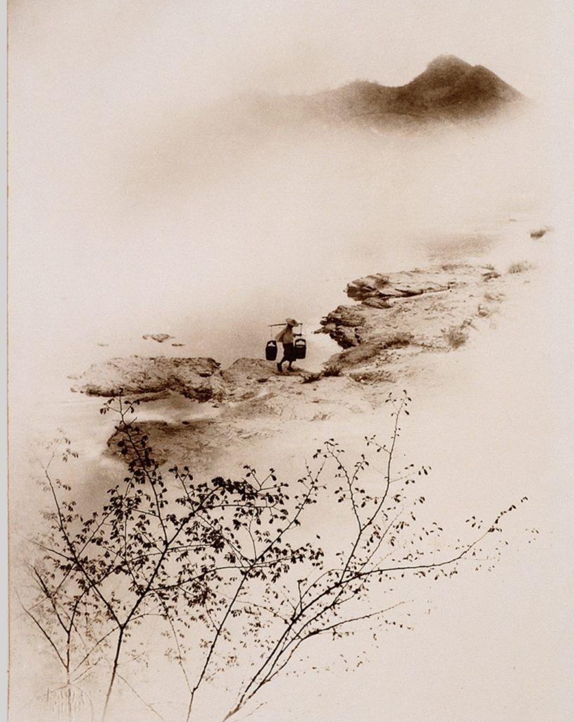 郎靜山作品「曉汲淸江」,意境之優美彷如水墨畫的細膩妝點,格外無比驚豔。(圖/史博館 提供)