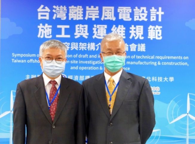 北科大校長王錫福(左)與標準局副局長謝翰璋合影。(圖/北科大 提供)