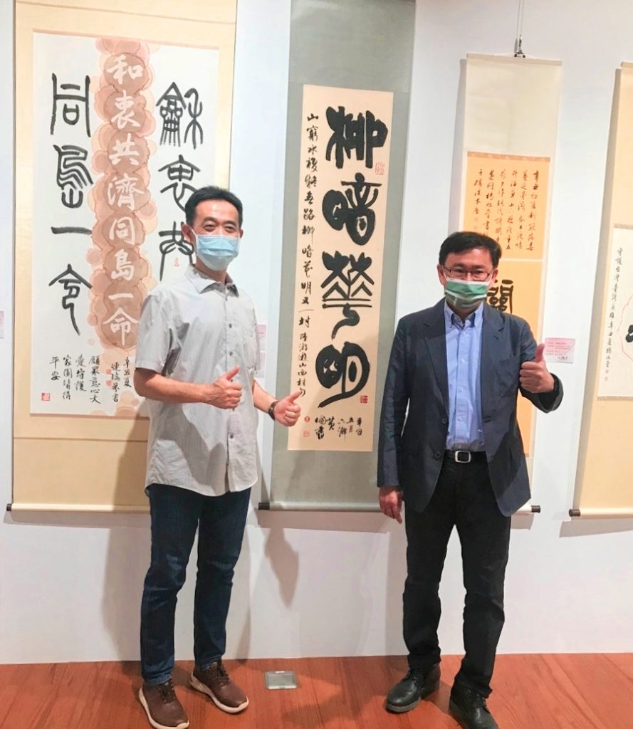 立法委員黃國書(右)提供防疫書法作品參展,受到國父紀念館館長王蘭生的熱烈歡迎。(圖/詹美絨 攝)