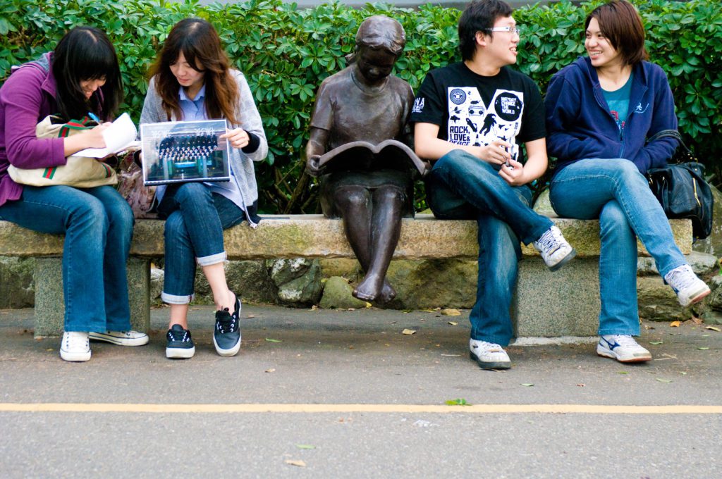 淡大學生在校園交流互動，興致盎然。（圖/淡江大學 提供）