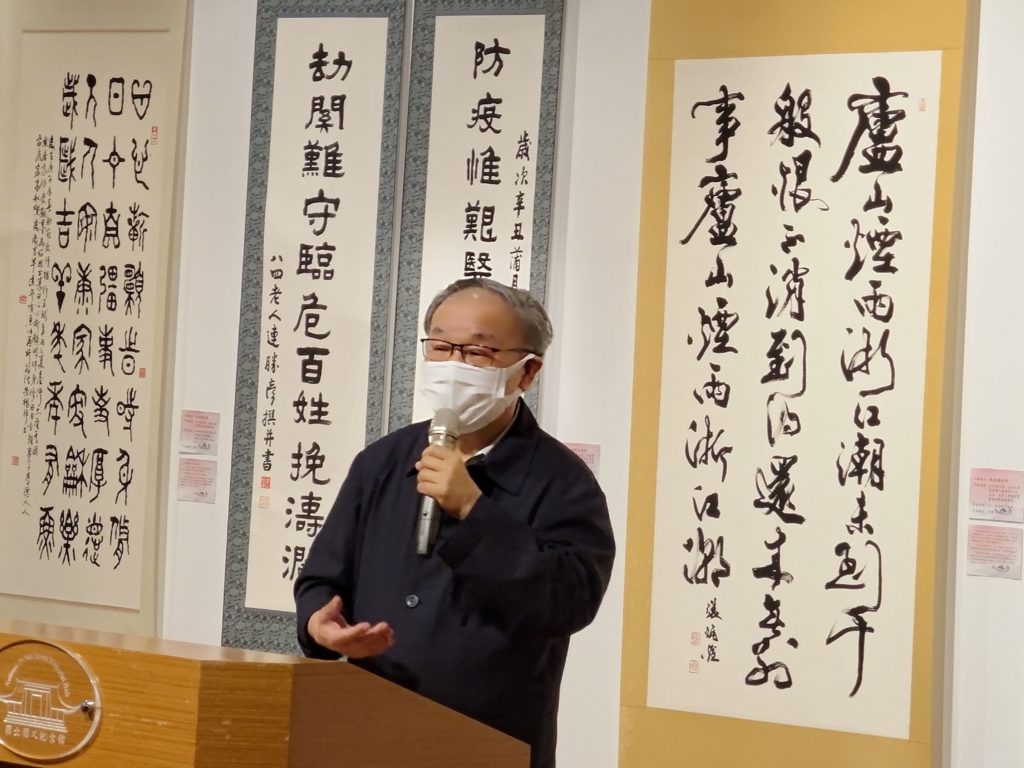 知名書法家張炳煌,以作品《廬山煙雨浙江潮,未至千般恨不消。到得還來別無事,廬山煙雨浙江潮》,祝願早日疫情消退,天佑臺灣。(圖/楊大本攝)