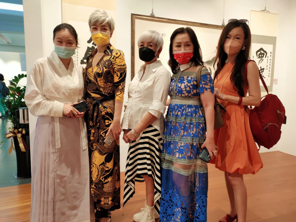 藝人畫家出席開幕式,感受到另一種平面視覺藝術的體驗。(圖/詹美絨 攝)