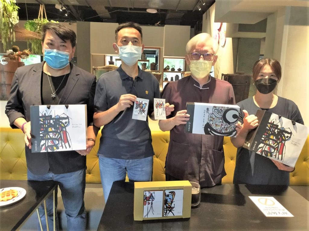 國父紀念館館長王蘭生(左二)特別趕到會場向國美館館長梁永斐(右二)表達道賀之意。(記者 辛澎祥/攝)