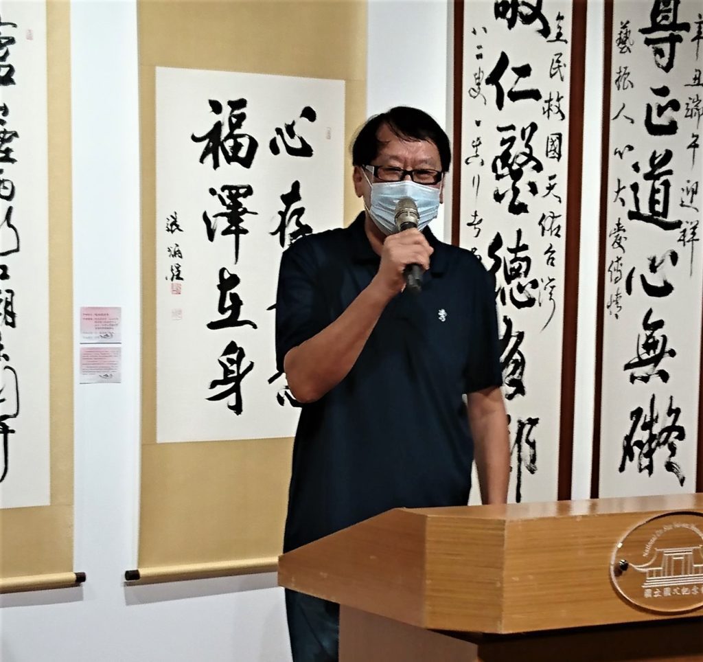 ▲大媒體新聞網董事長辛澎祥,以防疫作品展主辦方立場說明活動推動的動機與效益。(圖/楊大本攝)