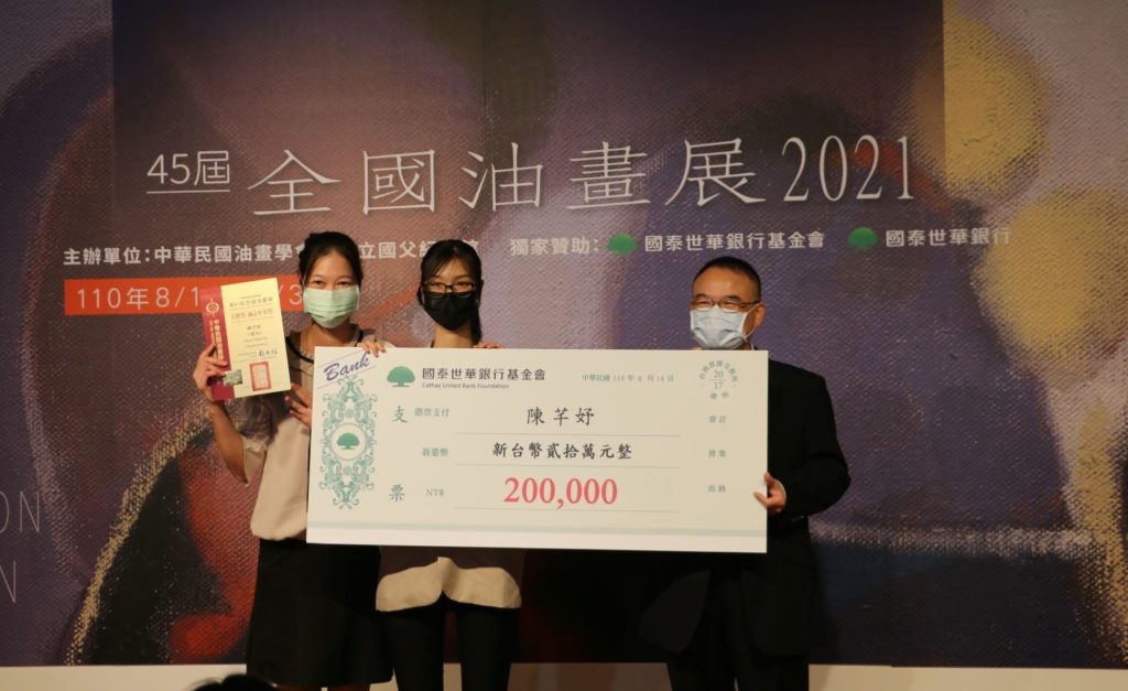 蕭宗煌次長（右）頒發金牌獎給得獎者陳芊妤（中）。